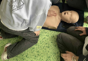 uczen wykonuje RKO na fantomie