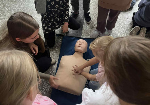 uczen wykonuje RKO na fantomie