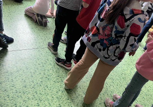 uczen wykonuje RKO na fantomie