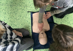 uczen wykonuje RKO na fantomie