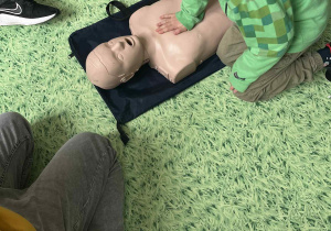 uczen wykonuje RKO na fantomie