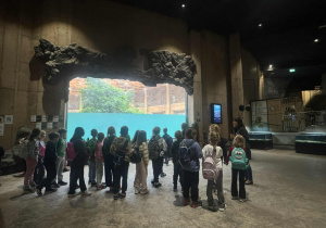 uczniowie w orientarium