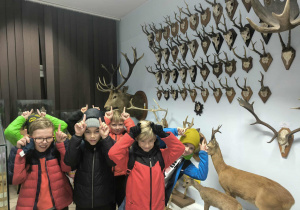 Chłopcy pozują z porożem zwierząt