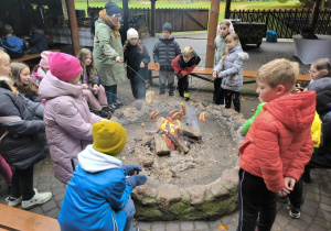 Dzieci pieką kiełbaski