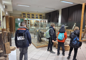 Uczniowie zwiedzają Muzeum Lasu i Drewna