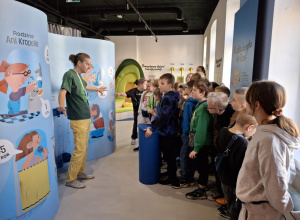 Dzieci analizują zużycie wody przez rodziny