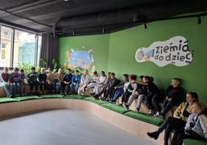 Dzieci oglądają film edukacyjny