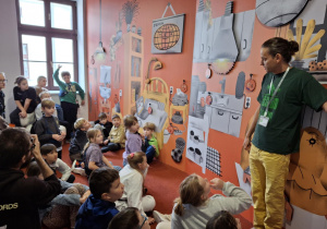 Uczniowie poszukują urządzeń zużywających prąd