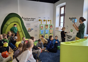 Uczniowie sprawdzają poprawność sortowania odpadków