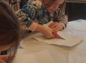 dziewczynka tworzy książeczkę