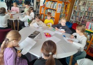 dzieci siedzą przy stole