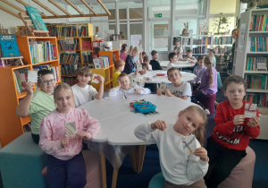 dzieci siedzą przy stole