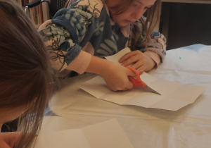 dziewczynka tworzy książeczkę