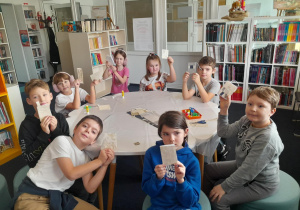 dzieci siedzą przy stole