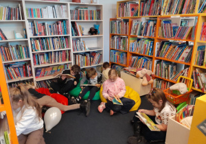 dzieci siedzą na podłodze