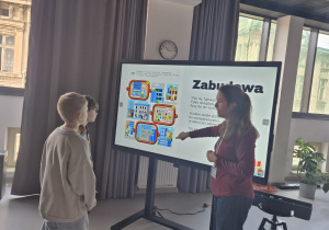 chłopcy odpowiadają na pytania edukatora