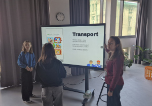 dziewczynki przy planszy edukacyjnej