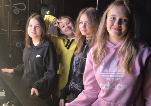 dziewczynki w pokoju zagadek