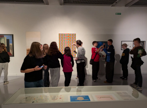 dzieci ogladają sztuke