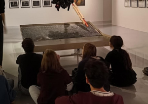 dzieci ogladają sztuke