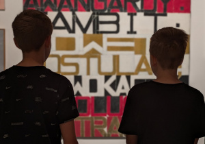 dzieci ogladają sztuke