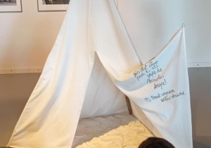 dzieci ogladają sztuke