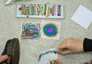 dzieci maluja na podlodze