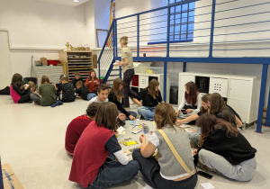 dzieci maluja na podlodze