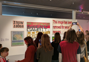 dzieci ogladają sztuke