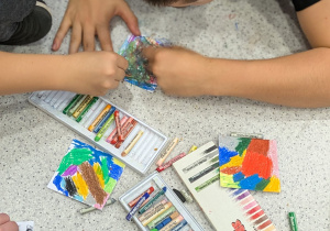 dzieci maluja na podlodze