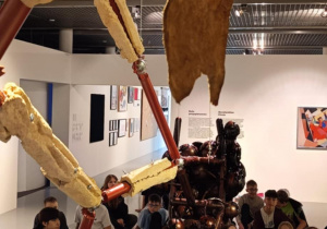 dzieci ogladają sztuke