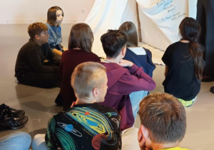 dzieci ogladają sztuke