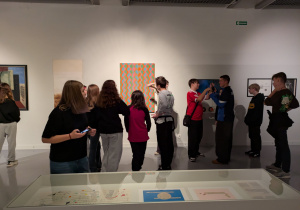 dzieci ogladają sztuke