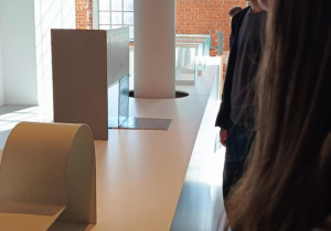 dzieci ogladają sztuke