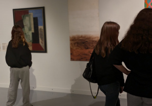 dzieci ogladają sztuke