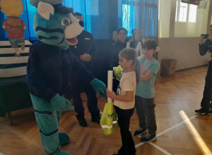 Ola i Oluś odbierają zasużone nagrody