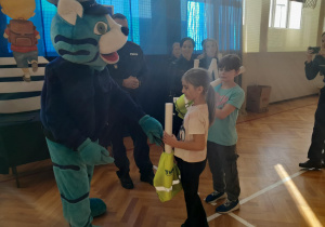 Ola i Oluś odbierają zasużone nagrody