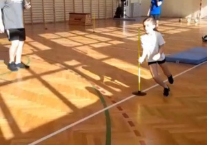 Ola pokonuje piewrsze przeszkody - tutaj ósemką między pachołkami