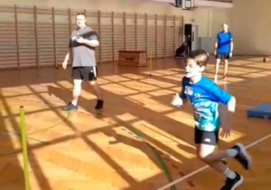 Olek pokonuje piewrsze przeszkody - tutaj ósemką między pachołkami