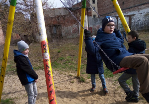 grupa uczniów na huśtawce