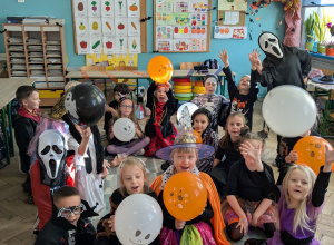 dzieci siedzą na podłodze