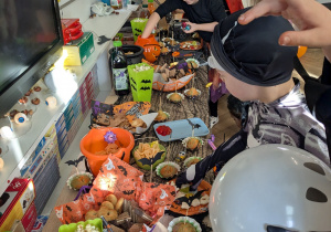 dzieci jedzą słodkości