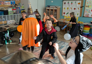 dzieci odbijają balony