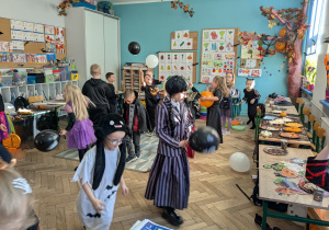 dzieci odbijają balony