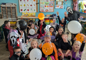 dzieci siedzą na podłodze