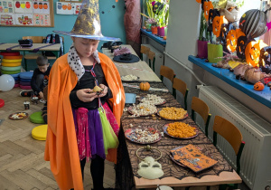 uczennica je przy stole