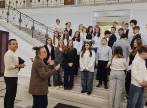 ucnziowie klas ósmych pozują do zdjęcia w sejmie