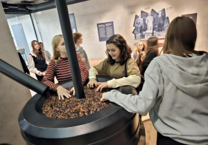 uczniowie stoją w muzeum