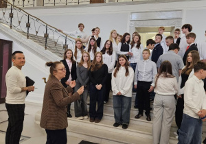 ucnziowie klas ósmych pozują do zdjęcia w sejmie