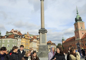 uczniowie pod pomnikiem Zygmunta